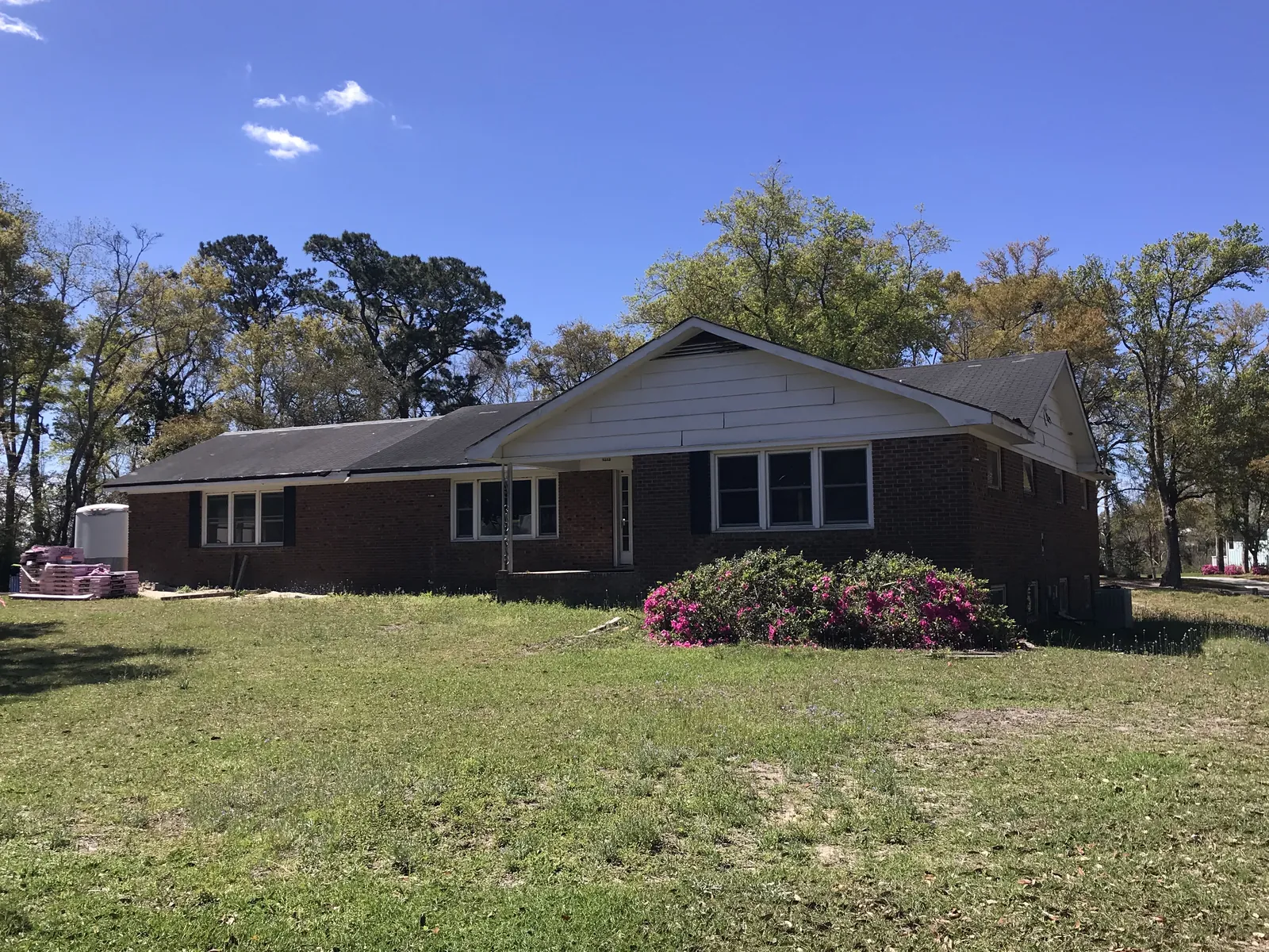Finished ranch home with a green lawn on the southern North Carolina coast, built by Northstar Custom Works